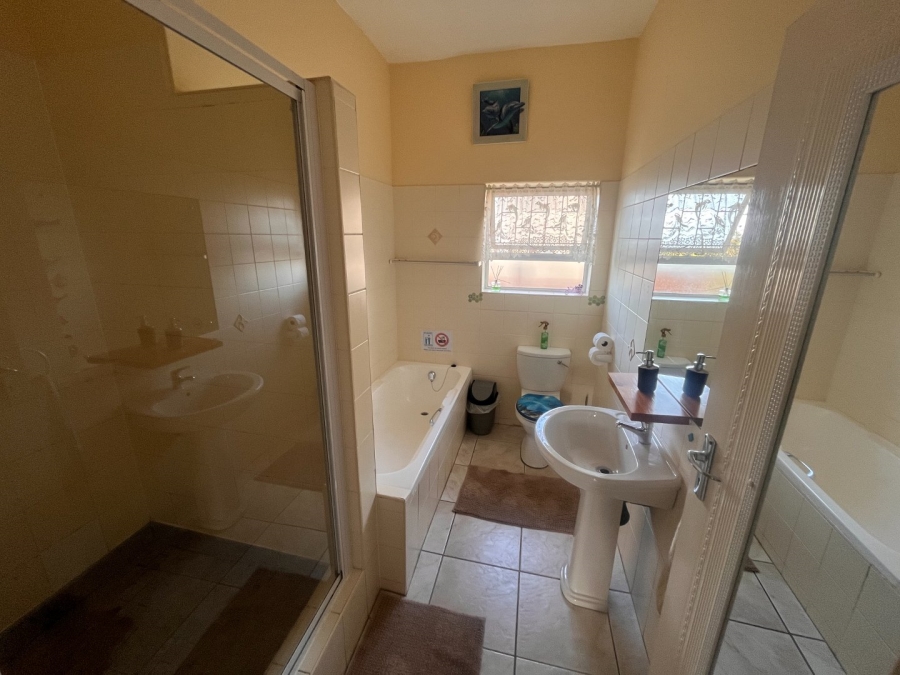 5 Bedroom Property for Sale in Wavecrest Eastern Cape